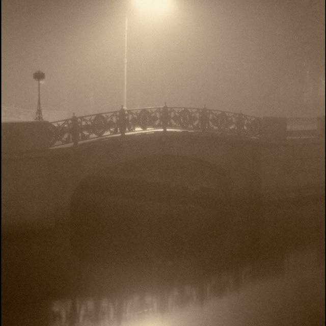 Михайлуца, Фонарь и мост в тумане. сепия.