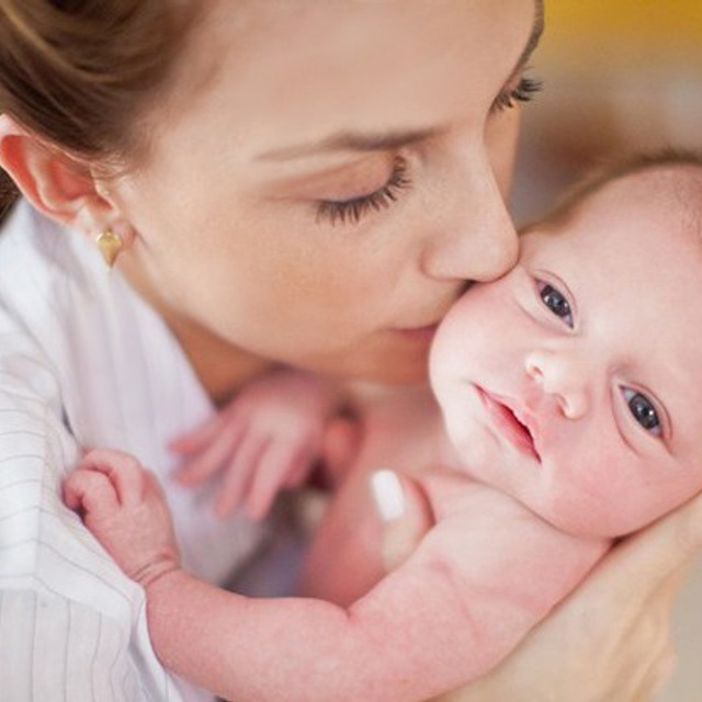 Женщина на фотосессии с ребенком