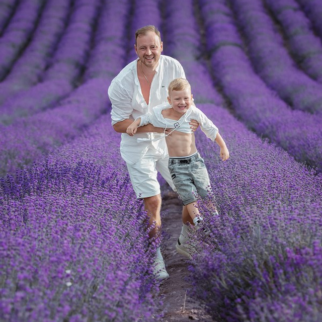 Фотограф в лаванде в Крыму. Семейная фотосессия