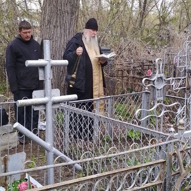 Совершена уборка могил священнослужителей. Саратовское Юго-Западное благочиние