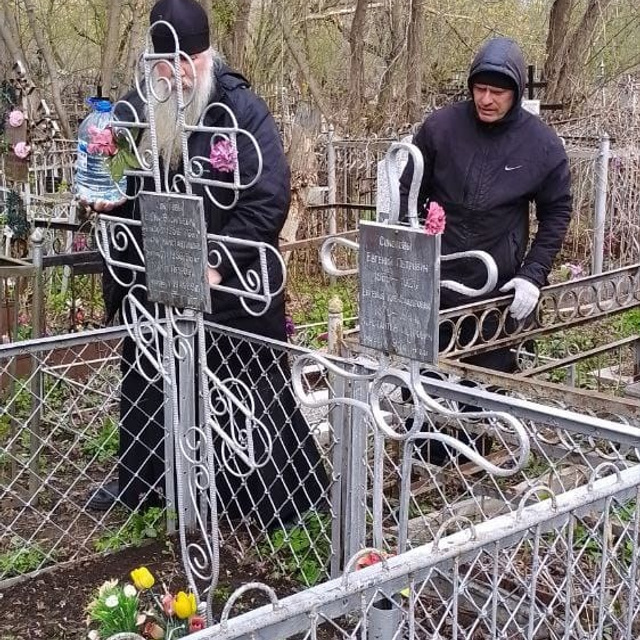 Совершена уборка могил священнослужителей. Саратовское Юго-Западное благочиние