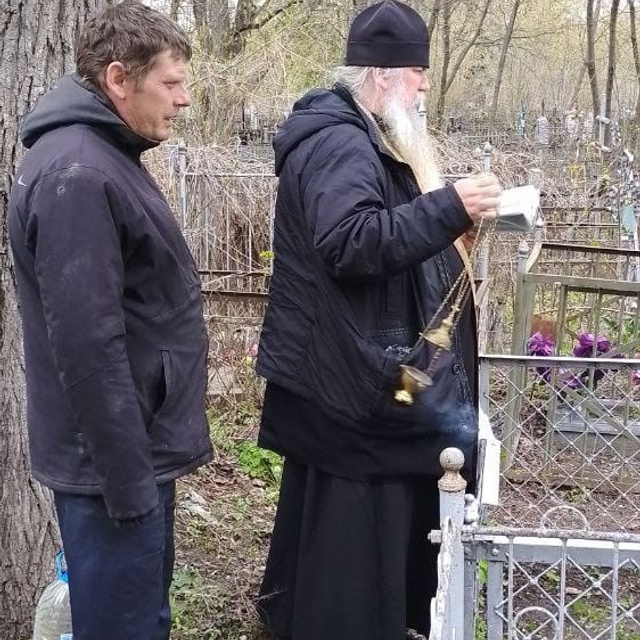Совершена уборка могил священнослужителей. Саратовское Юго-Западное благочиние