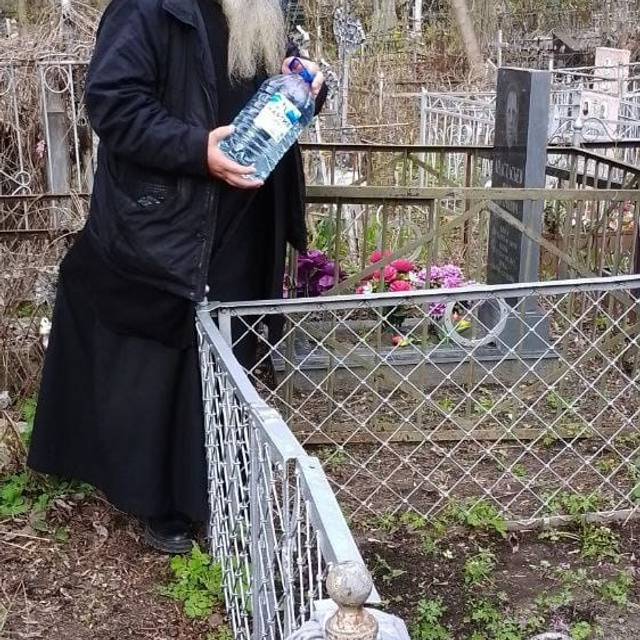 Совершена уборка могил священнослужителей. Саратовское Юго-Западное благочиние
