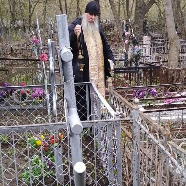 Совершена уборка могил священнослужителей. Саратовское Юго-Западное благочиние
