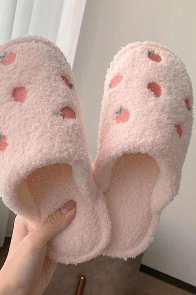 Предметная съемка тапочек на светлом фоне, создавая акцент на насыщенности цвета