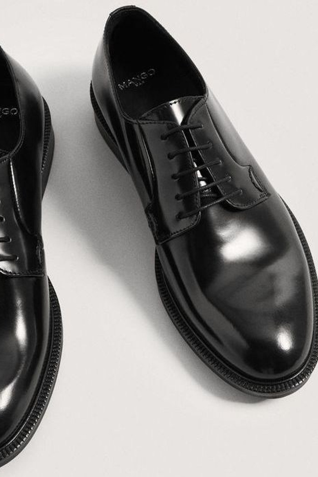 Референс для черных классических мужских ботинок с лаковой отделкой.