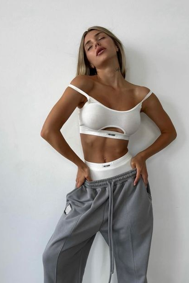 Референс для спортивного комплекта с узкими бретелями и удобной посадкой.