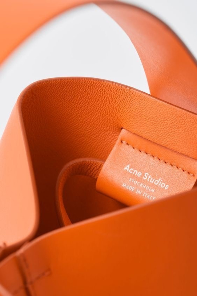 Референс для стильных женских сумок с минималистичным дизайном.