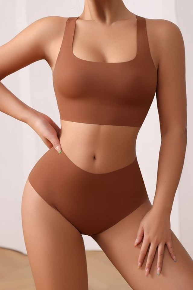 Пример нижнего белья в классическом цвете с утягивающим эффектом.