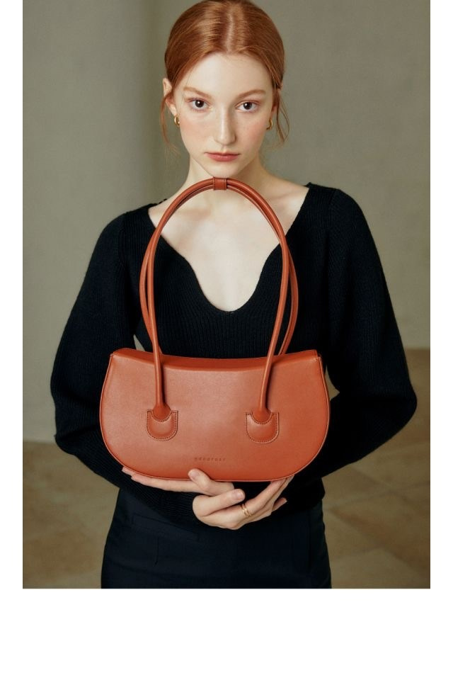 Референс для женской сумки с отделкой из натуральной кожи.