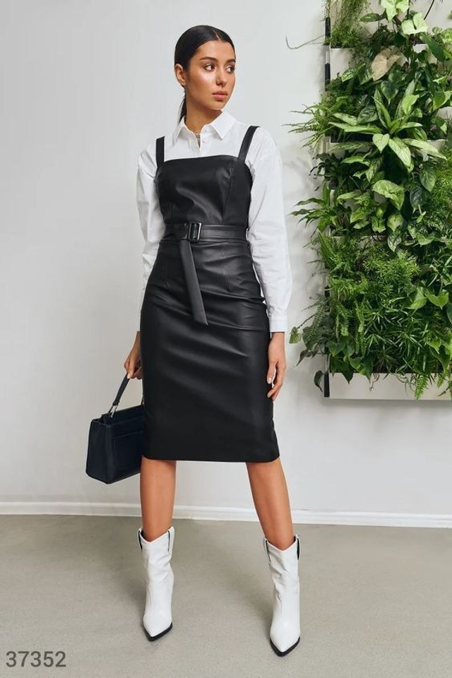 Предметная съемка кожаного сарафана на модели, акцент на плотности и пластичности кожи