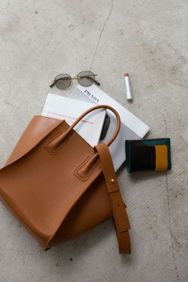 Женские сумки с замшевой отделкой и мягкими линиями.