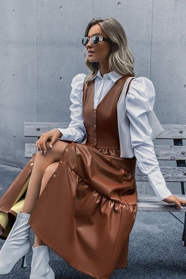 Предметная съемка сарафана на модели, акцент на легкости и движении ткани