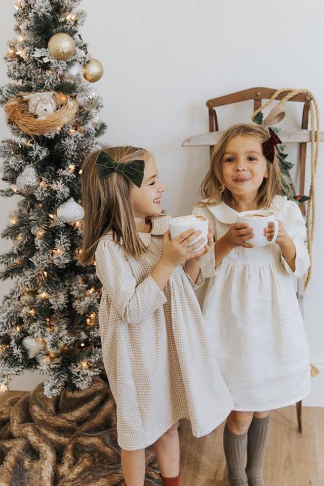 Идея для элегантной детской одежды с кружевными деталями.