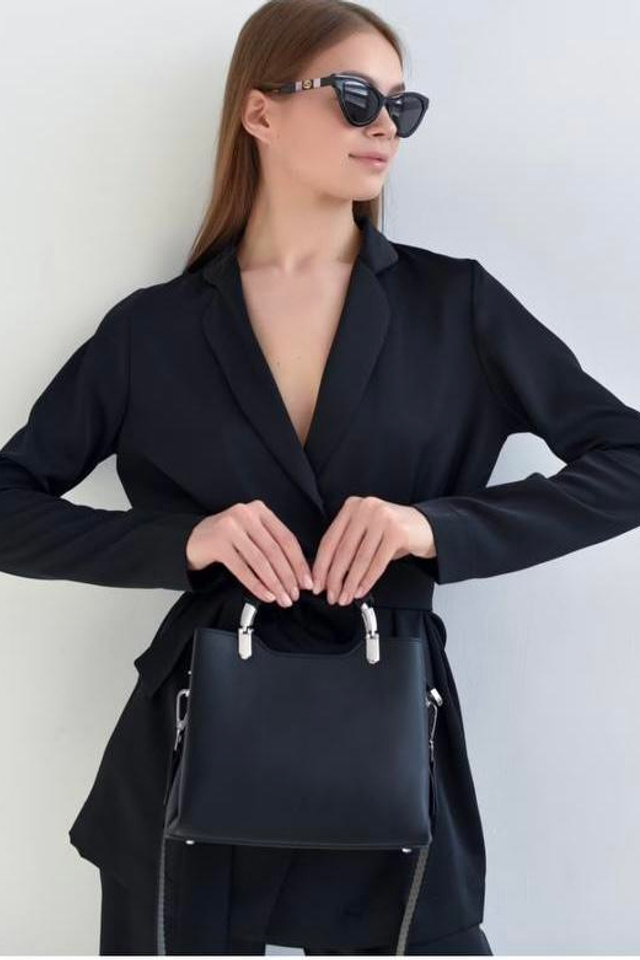 ример женских сумок с золотистой фурнитурой для вечернего выхода.