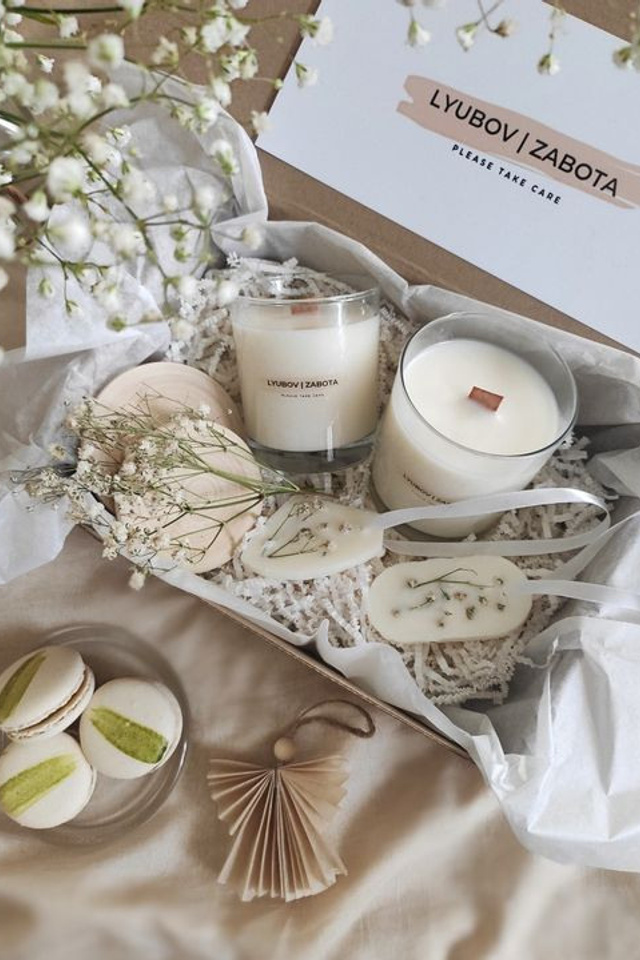 Пример подарочных наборов для женщин с уютными ароматами и свечами.