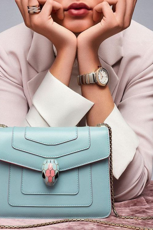 Референс для классической женской сумки с золотыми акцентами.