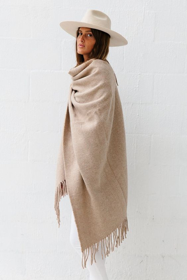 Эффектная съемка палантинов для визуализации их универсальности