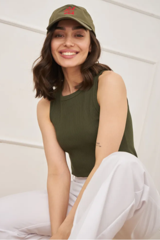 Стильная фотосъемка женских топов для демонстрации трендовых образов