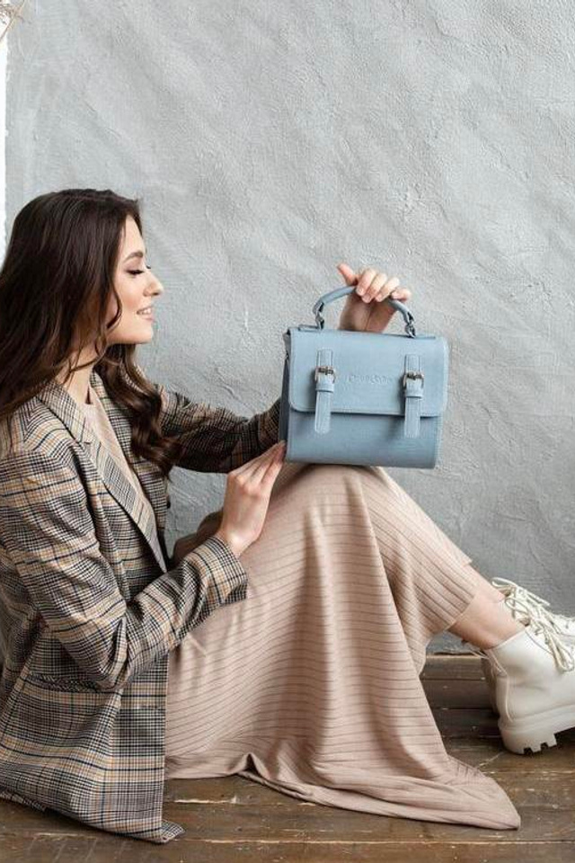 Пример сумки для женщин с кожаной текстурой и классическим дизайном.