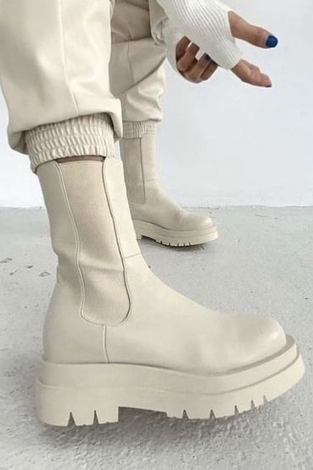 Профессиональная съемка женских ботинок для повседневных и уличных стилей