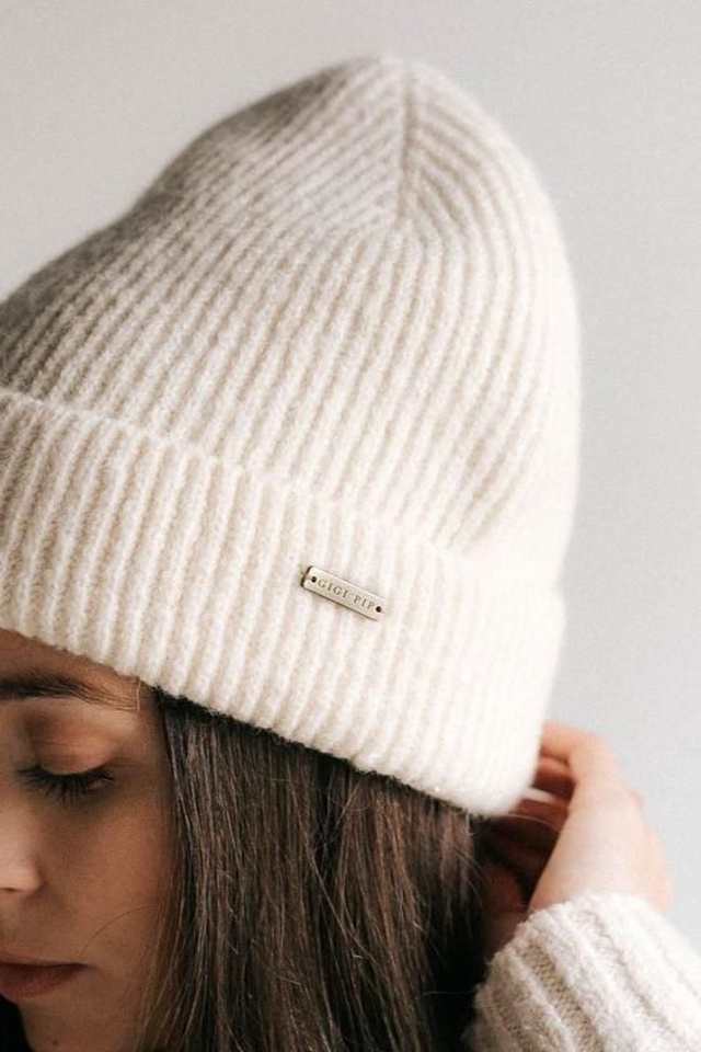 Съемка женских шапок с фокусом на высококачественные материалы и текстуры