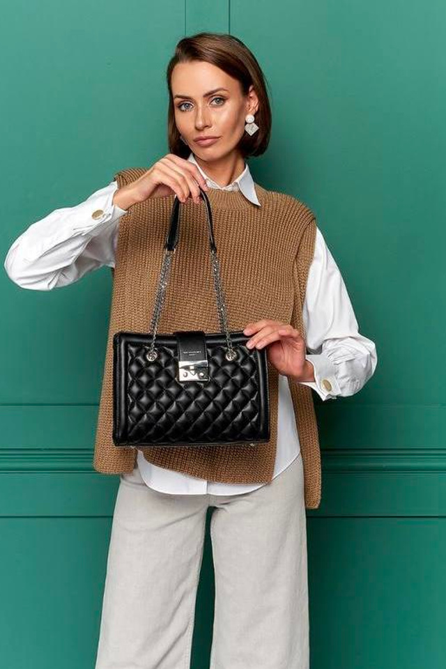 Пример женской сумки с эффектом крокодиловой кожи и модным дизайном.