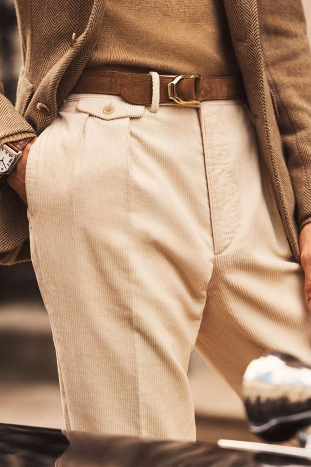 Съемка мужских штанов с акцентом на сочетание с аксессуарами