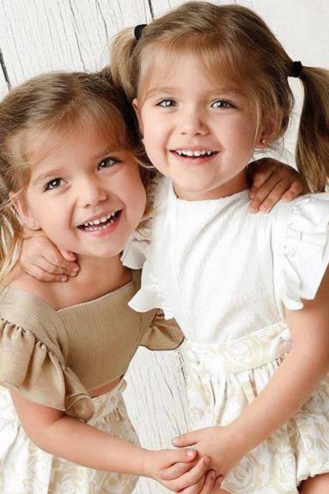 Референс для стильной детской одежды в нейтральных тонах.