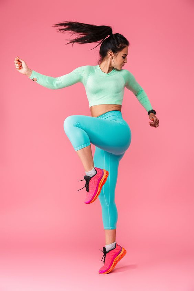 Съемка женской спортивной одежды с акцентом на ее практичность и комфорт