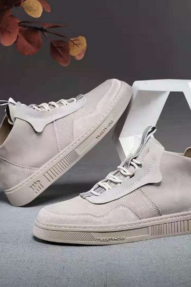 Фотосъемка кроссовок с акцентом на текстуру и материалы подошвы