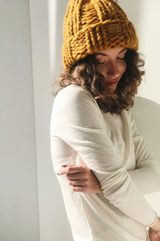 Эффектная съемка зимних женских шапок с акцентом на яркие цвета и узоры