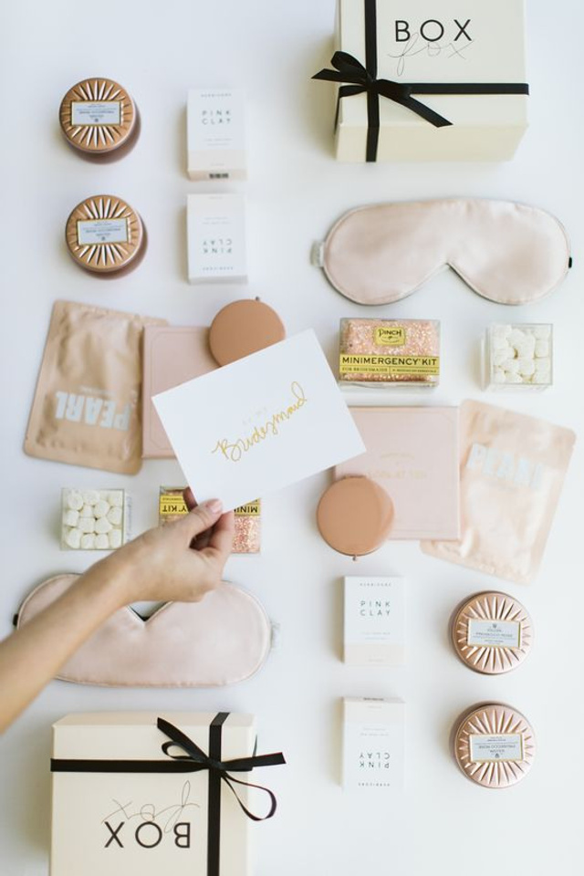 Подарочные наборы для женщин, включающие натуральные средства по уходу.