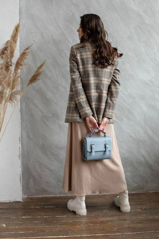 Женские сумки с аккуратной отделкой и практичными карманами.