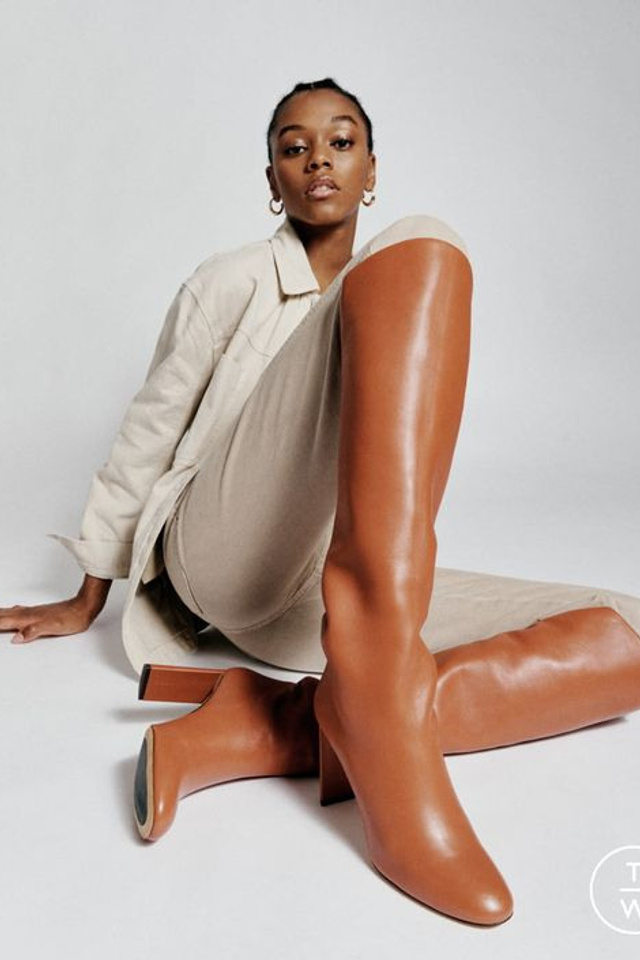 Профессиональная съемка женских сапог для создания элегантных зимних образов