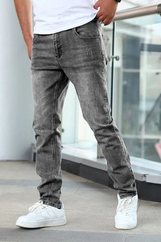 Съемка мужских штанов для визуализации их легкости и удобства