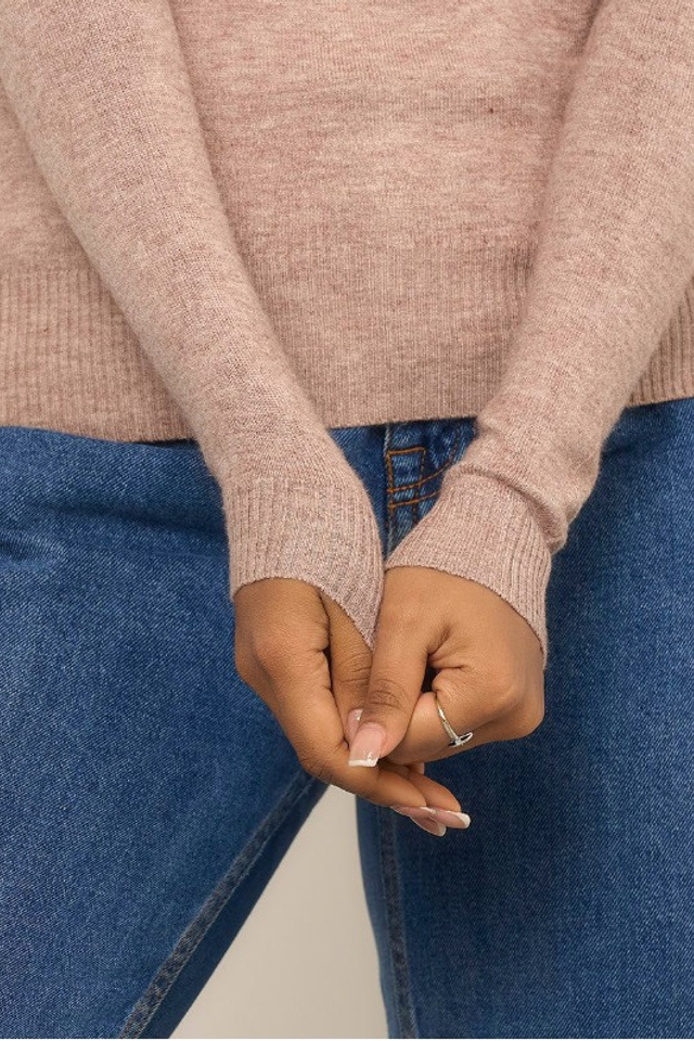 Съемка женских водолазок для визуализации их универсальности