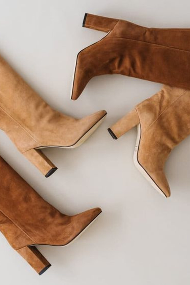 Эстетичная фотосъемка женских сапог с акцентом на детали и текстуру