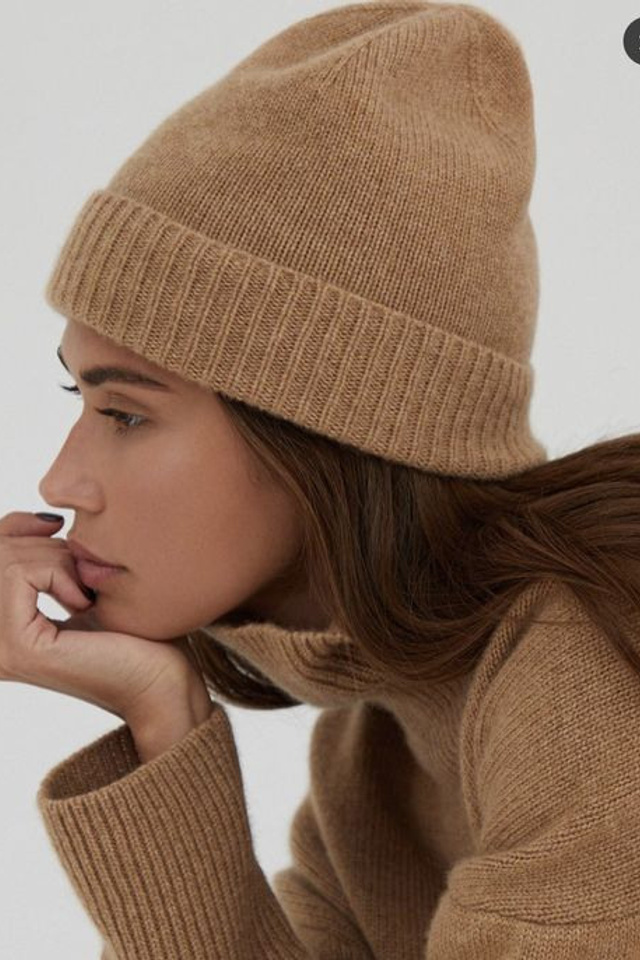 Стильная съемка зимних шапок для визуализации повседневного стиля