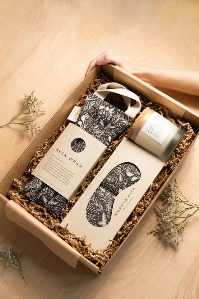 Пример подарочных наборов для женщин с ароматическими маслами и диффузорами.