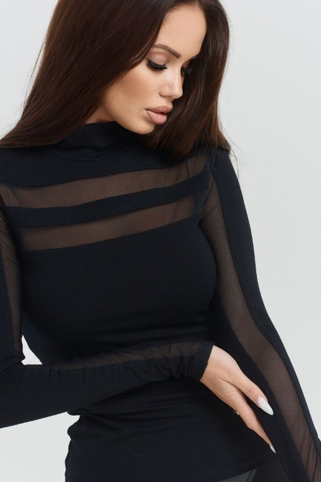 Эффектная съемка женских водолазок для выделения модных трендов