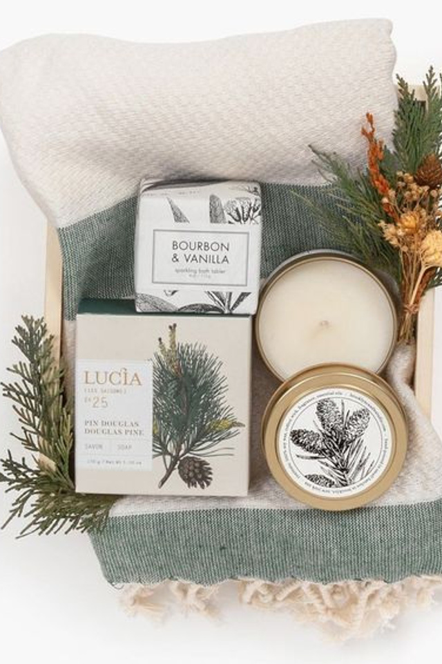 Подарочные наборы для женщин с предметами для ухода за собой.