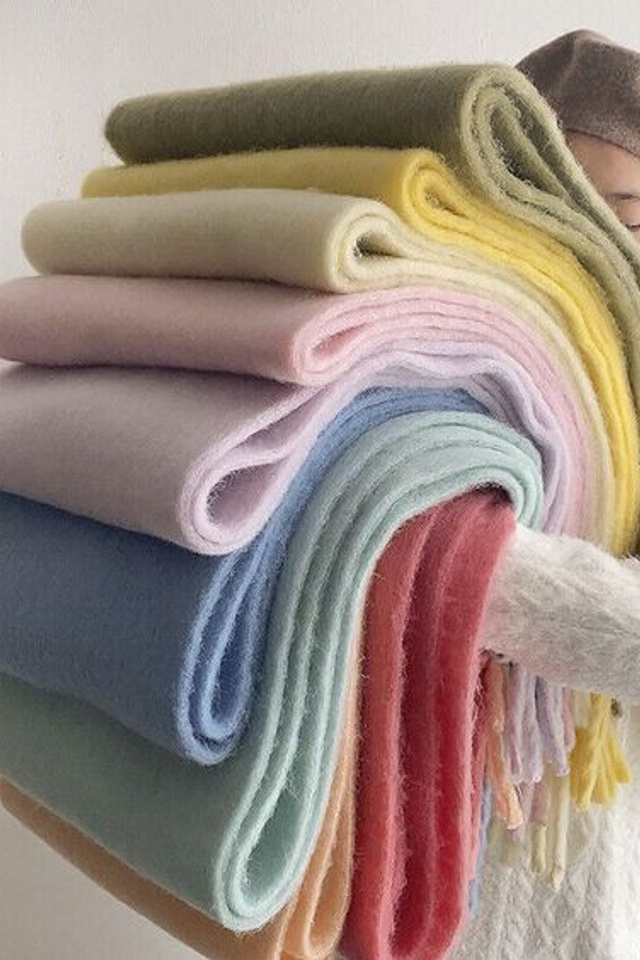 Съемка палантинов с акцентом на богатые текстуры и благородные ткани