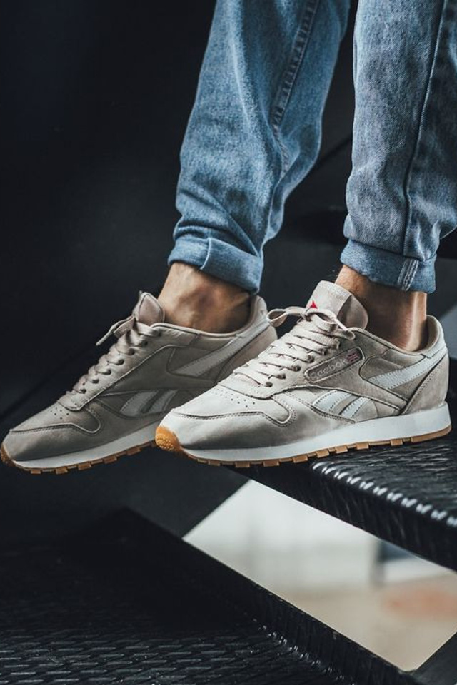 Профессиональная съемка кроссовок для демонстрации качества и стиля