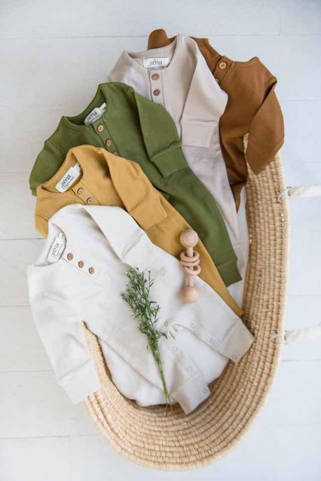 Профессиональная съемка одежды с акцентом на детали и отделку