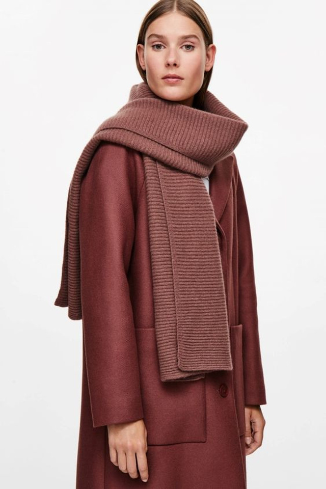 Профессиональная съемка палантинов с акцентом на их многофункциональность