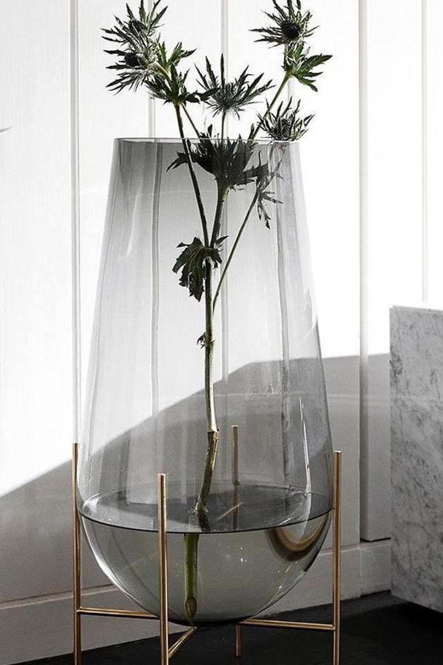 Высокие вазы для оформления входных зон