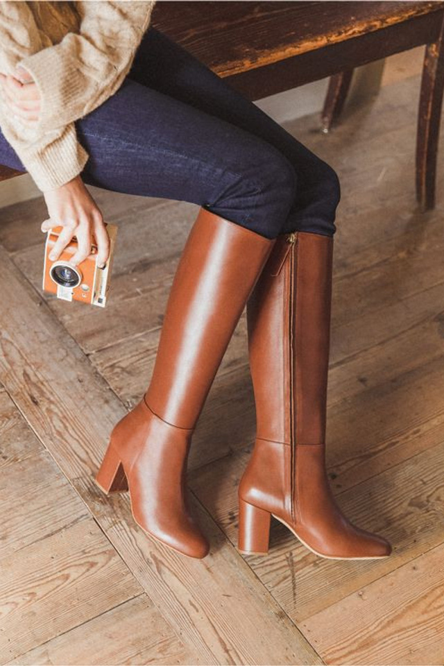 Детализированная съемка женских сапог для демонстрации качества материалов