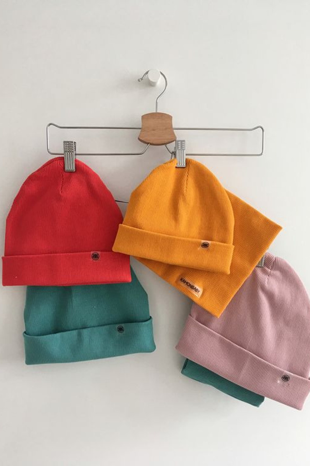 Креативная фотосъемка шапок с фокусом на детали и уникальные элементы