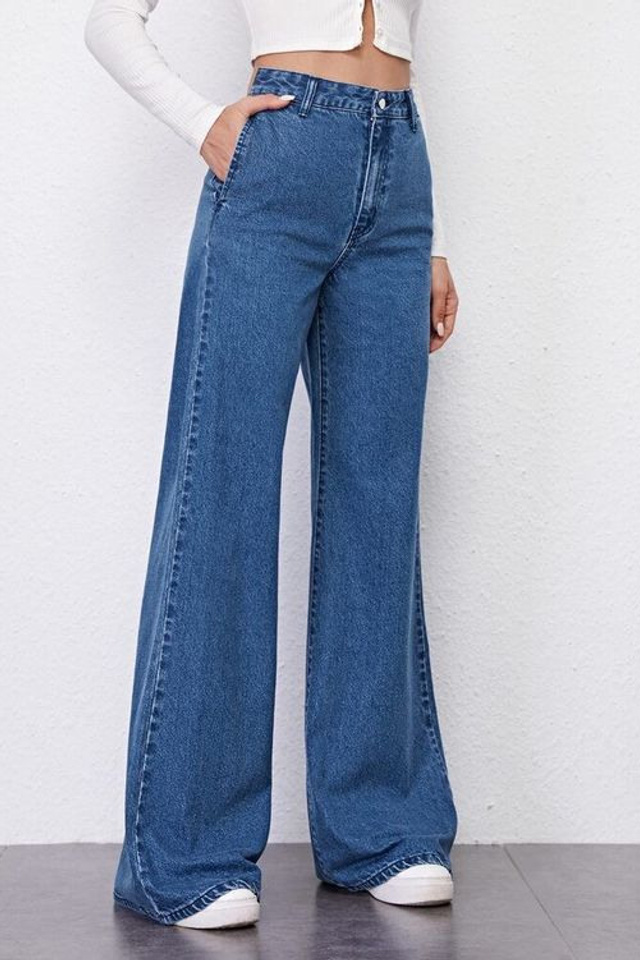 Эстетичная фотосъемка женских штанов с акцентом на текстуру и материал